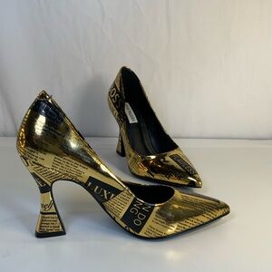 NWOB Steve Madden Brea Gold & Black Editorial Newspaper Pumps Heels Shoes Size 6